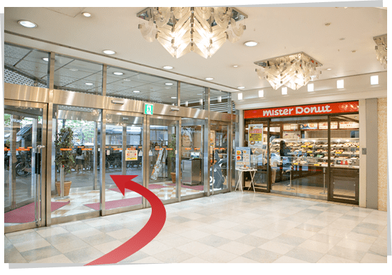 エレベーター1Fで降り左の入り口から外へ出ます。