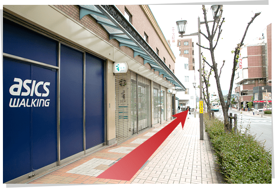 左へ出てそのまままっすぐ進み、信号を渡ったビルの4階が当院です。