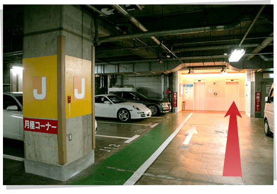 Jの区画にあるエレベータが近いです。