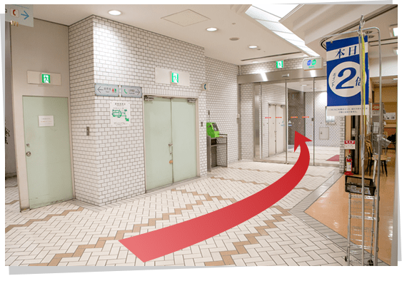 突き当りを右へ出た先の階段を上がります。