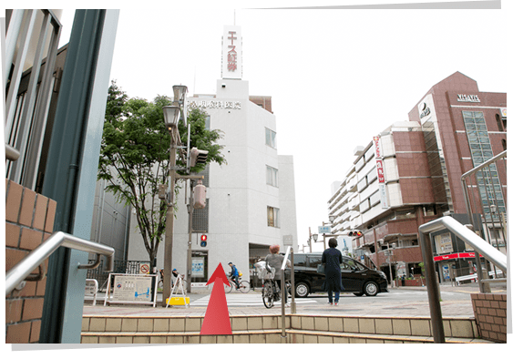 信号を渡ったビルの4階が当院です。